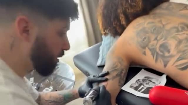 Spaanse wereldkampioen Cucurella laat tatoeage van bondscoach zetten
