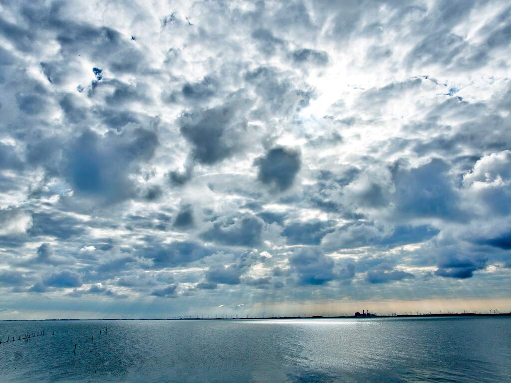Wolken boven het IJsselmeer.