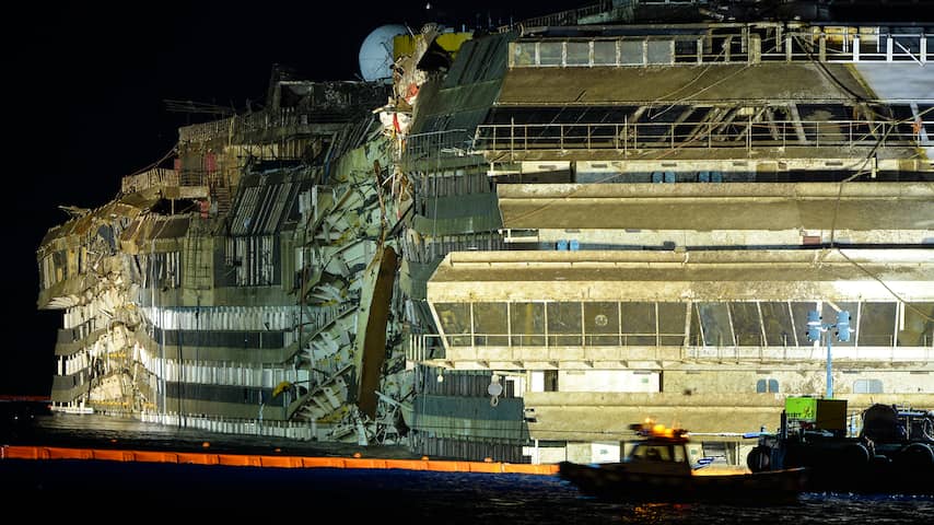 Costa Concordia overeind getrokken | Buitenland | NU.nl