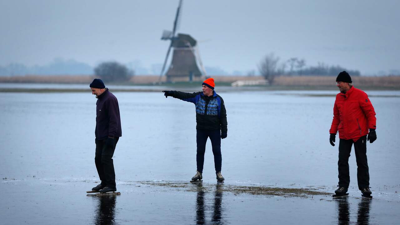 Eerste schaatsers op natuurijs in Friesland