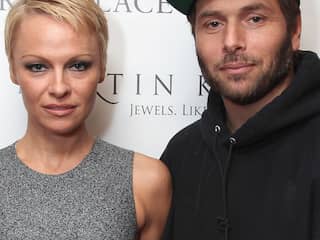 Ular Yuliyani urishmoqda Yetuk transseksual porno