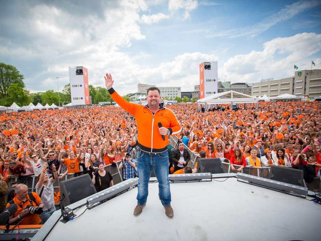 Frans Duijts staat trots op het podum van het 538-feest.
