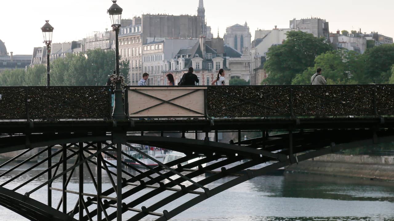 Parijse brug kapot door gewicht liefdessloten