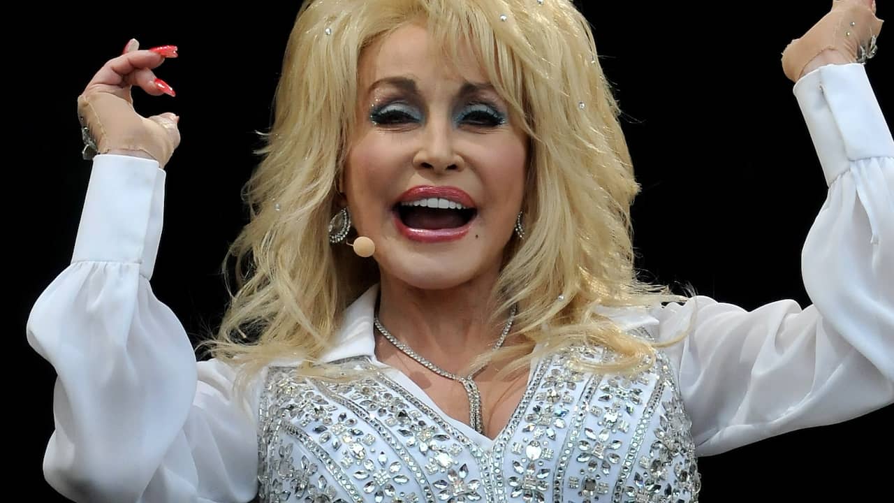 dolly-parton-draagt-iedere-dag-een-andere-pruik-achterklap-nu-nl