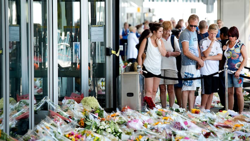 Over wat er moet gebeuren met alle bloemen die zijn neergelegd bij de vertrekhal, vanaf waar de passagiers op de fatale vlucht vertrokken, wordt nog nagedacht.