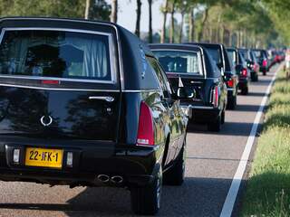 Laatste rouwwagens op weg naar Hilversum