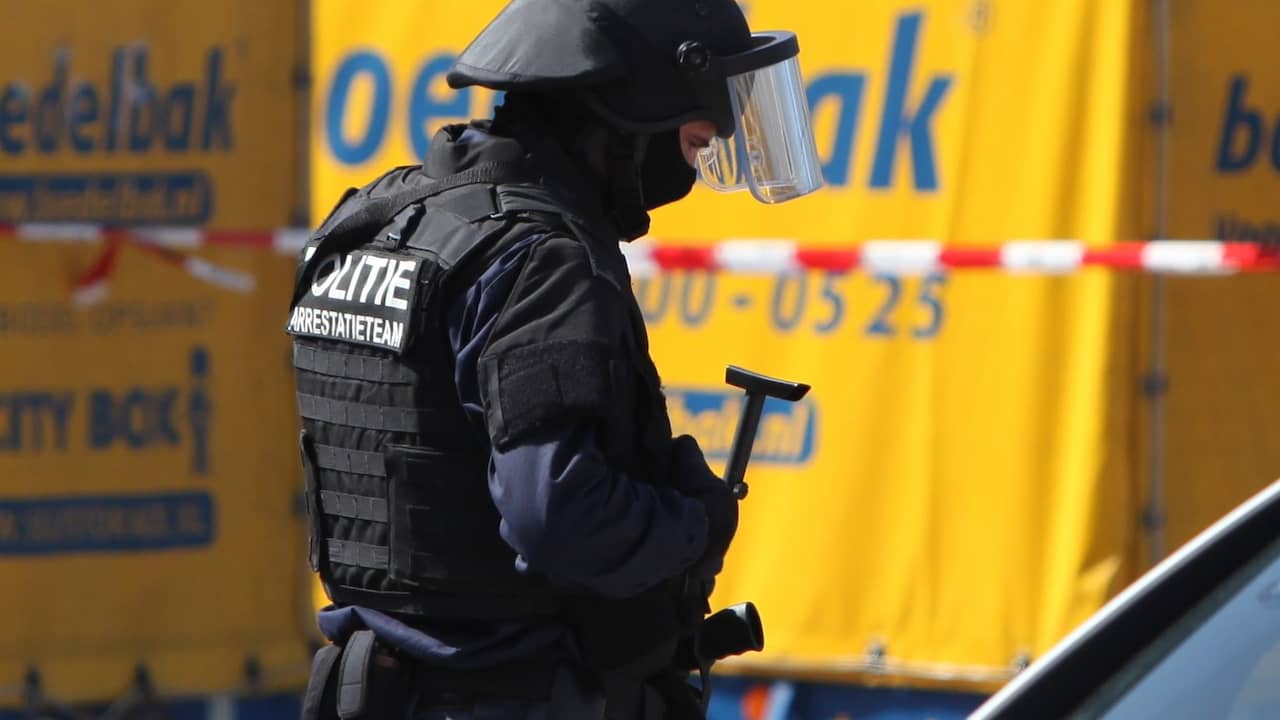Leden arrestatieteam zwaargewond door explosie in Spaarndam