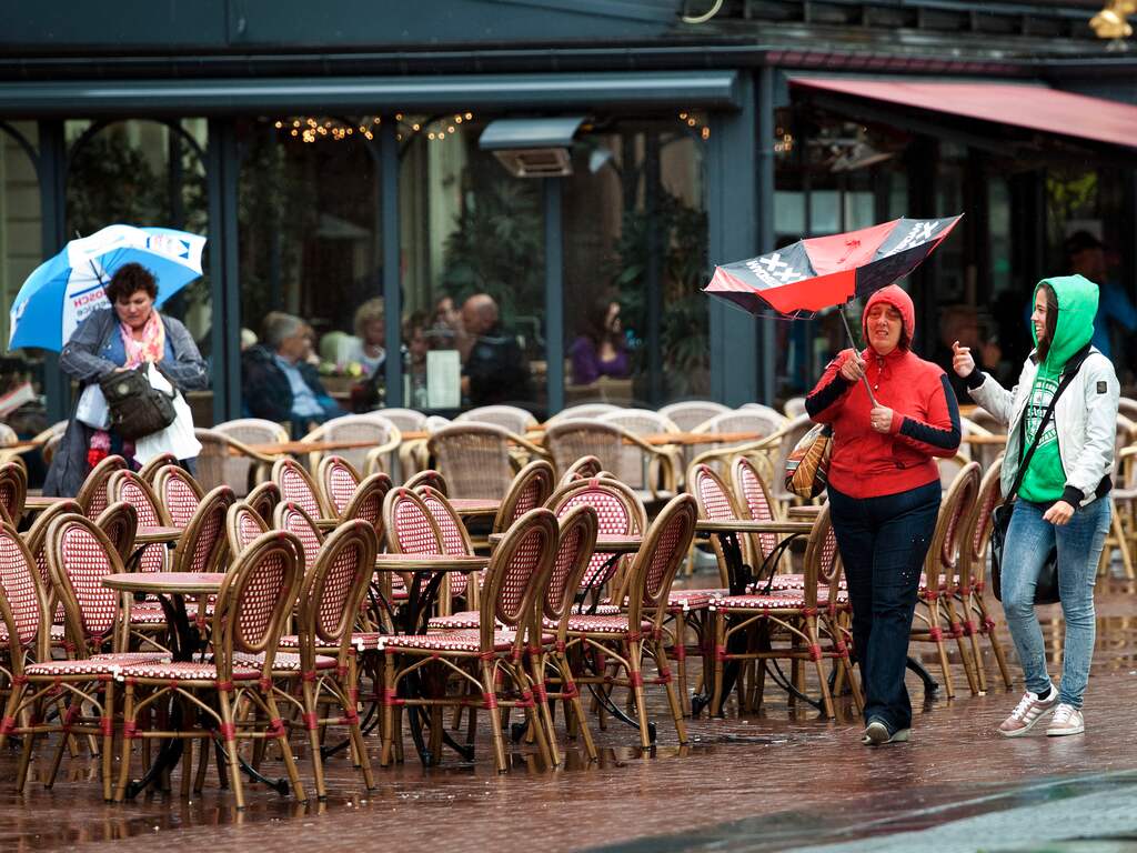 Ondernemers lopen inkomsten mis nu de terrassen leeg blijven.