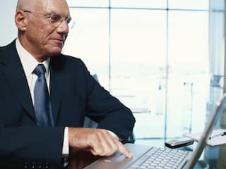 kantoor zakenman oudere werknemer werken