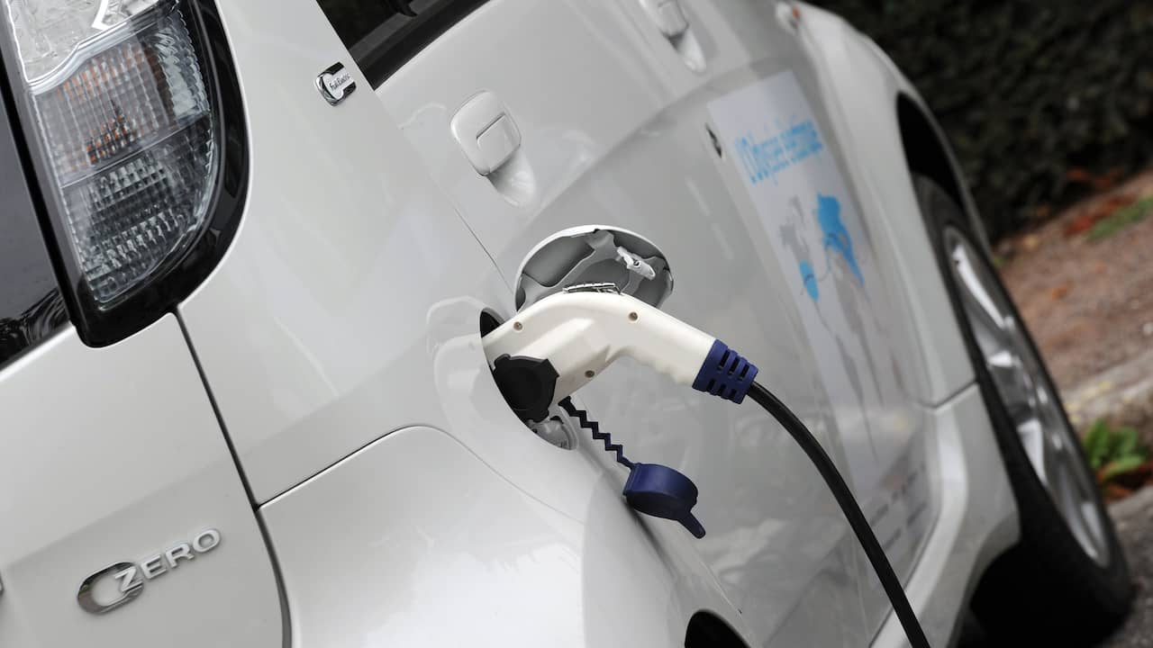 Twee elektrische auto's verwoest door brand in Geuzenveld