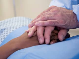 Omgaan met iemand die niet meer beter wordt: 'Sterven is eenzaam proces'