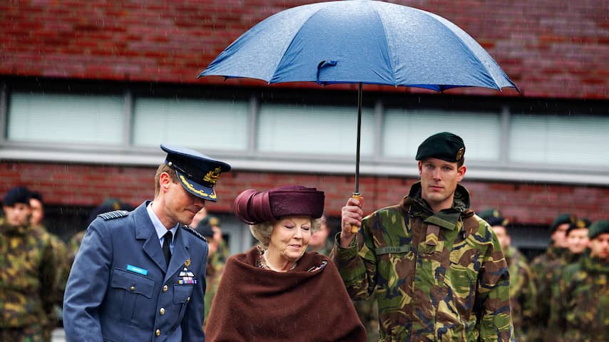 Het was haar eerste openbare optreden sinds haar zoon, prins Friso, in Oostenrijk onder een lawine terechtkwam.