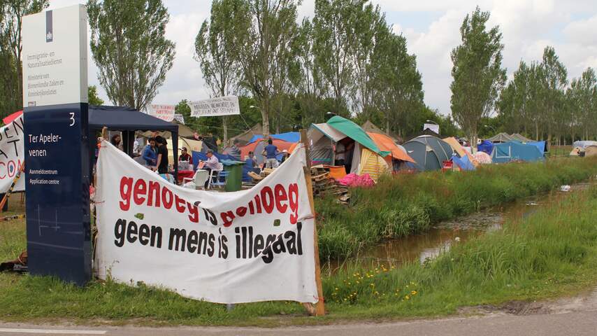 Bij het nog steeds groeiende tentenkamp in Ter Apel worden levensmiddelen uitgedeeld aan de vluchtelingen.