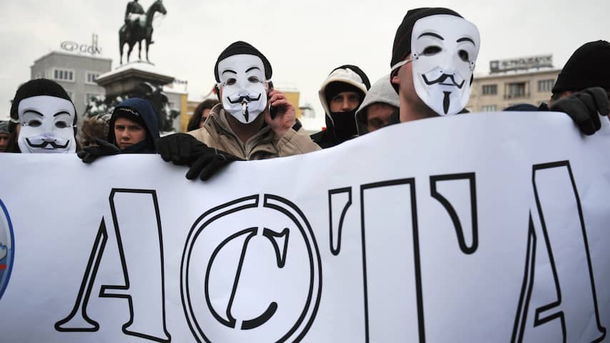 Demonstranten met Guy Fawkes-maskers tijdens een protest tegen het ACTA-verdrag in het centrum van Sofia, de hoofdstad van Bulgarije.