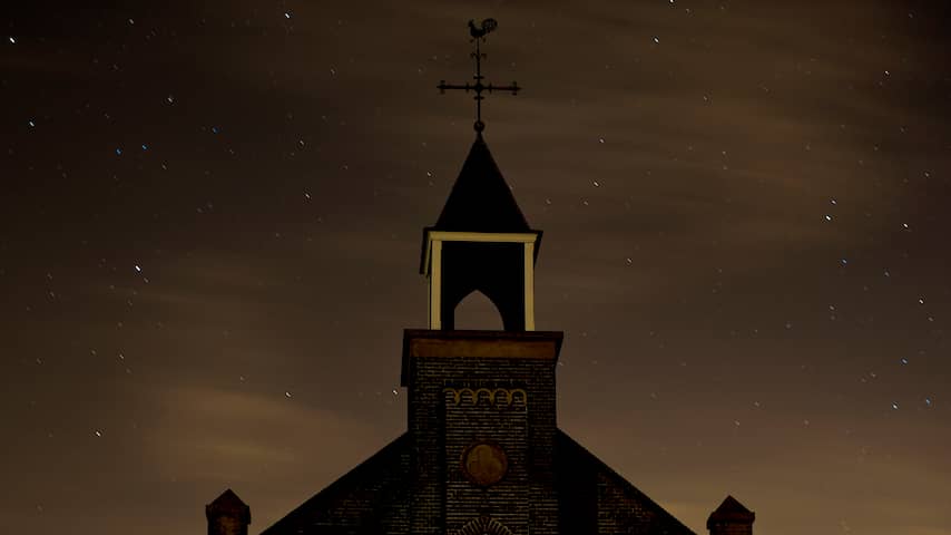Bij het kerkje van Homoet (nabij Arnhem)was een mooie sterrenhemel door de sluierbewolking heen te zien. De kleuren in de lucht was geen noorderlicht maar licht van het verder gelegen Heteren. ( sluitertijd van de foto 30 sec)