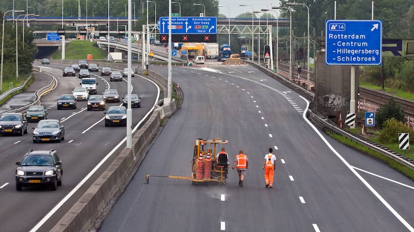 Op de A20 zijn de wegwerkzaamheden aan de A20 in volle gang, hier wordt de laatste hand gelegd aan het stuk tussen oprit Crooswijk en het Schieplein.