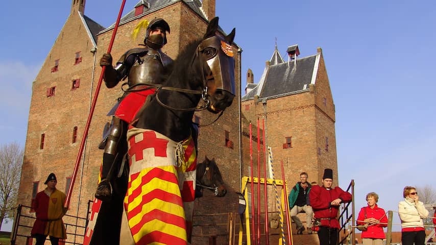 POEDEROIJEN - Op 25 en 26 oktober van 11.00-17.00 uur herleefden de Middeleeuwen tijdens Loevestein Bewoond. Voor de 10e keer organiseerde Slot Loevestein dit evenement vol activiteiten en historische details.
Voor dit jubileum pakte Loevestein groots uit met riddertoernooien. Ook konden de kinderen en volwassenen tijdens de workshops zelf meemaken hoe het was om te zwaardvechten of boogschieten.