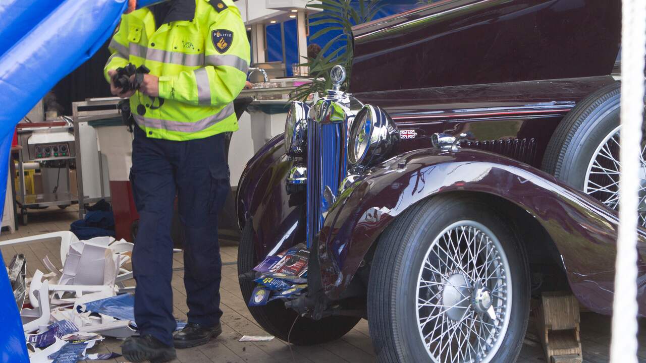 Auto rijdt in op feesttent in Friese Wijckel