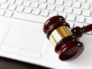 Internet recht digitaal recht hamer op toetsenbord