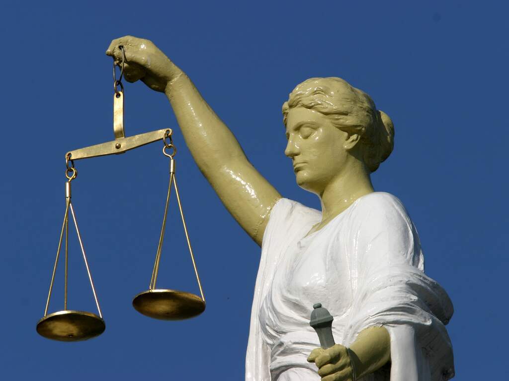 Een jaar na het ongeluk is de zaak juridisch nog niet afgewikkeld. Justitie vervolgt de chauffeur van de monstertruck en de stichting die het evenement organiseerde voor wat er is gebeurd.