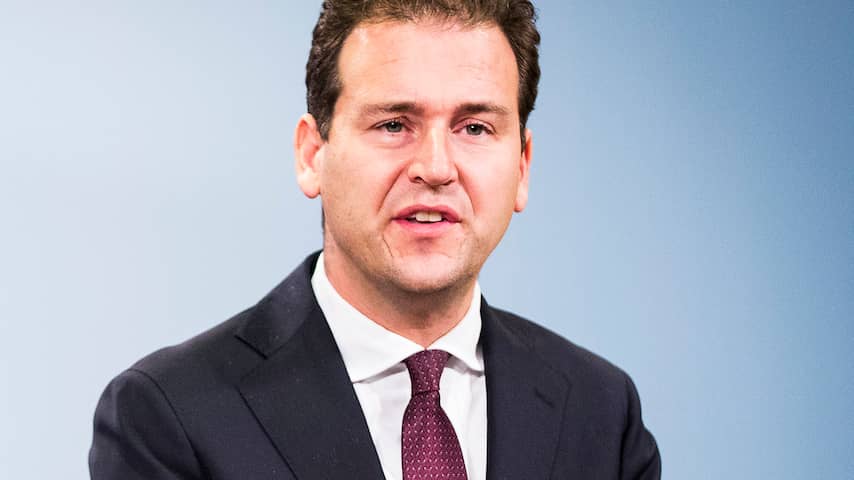 Viceminister-president Lodewijk Asscher en minister van Defensie Jeanine Hennis-Plasschaert geven een korte toelichting na de extra ministerraad over deelneming aan de internationale strijd tegen Islamitische Staat (IS).