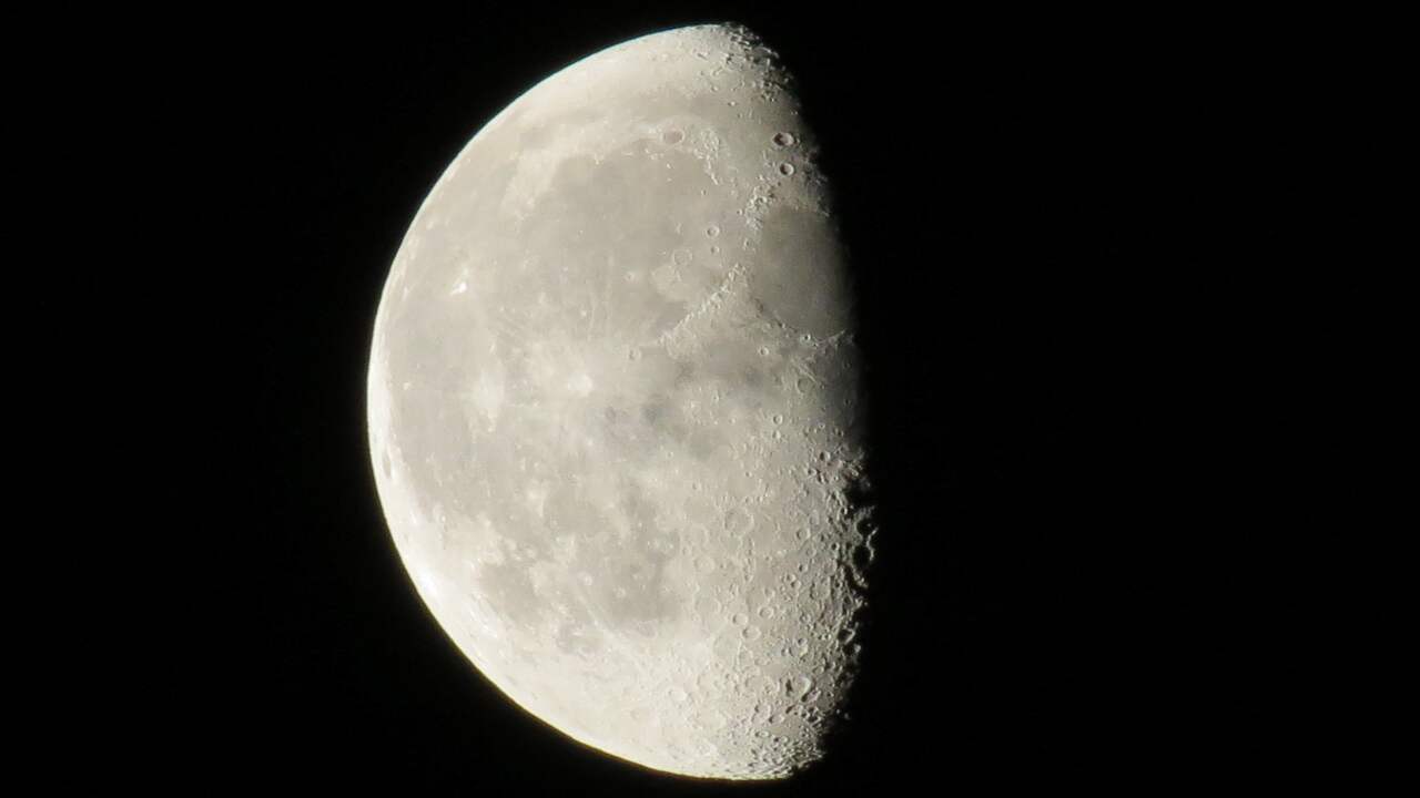 Achter de lens: Afnemende maan boven Roodeschool