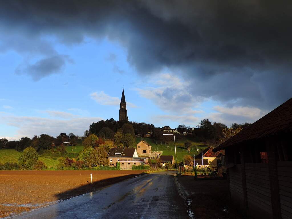 Herfstdag in Melleschet met regen, zon, wolken en opklaringen.