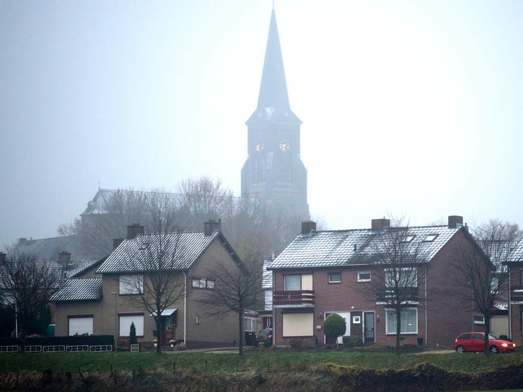 De eerste sneeuwvlokken van het jaar op daken in het Zuid-Limburgse dorpje Vijlen. Traditioneel blijft op die plek, 260 meter boven NAP, de eerste sneeuw het langst liggen.