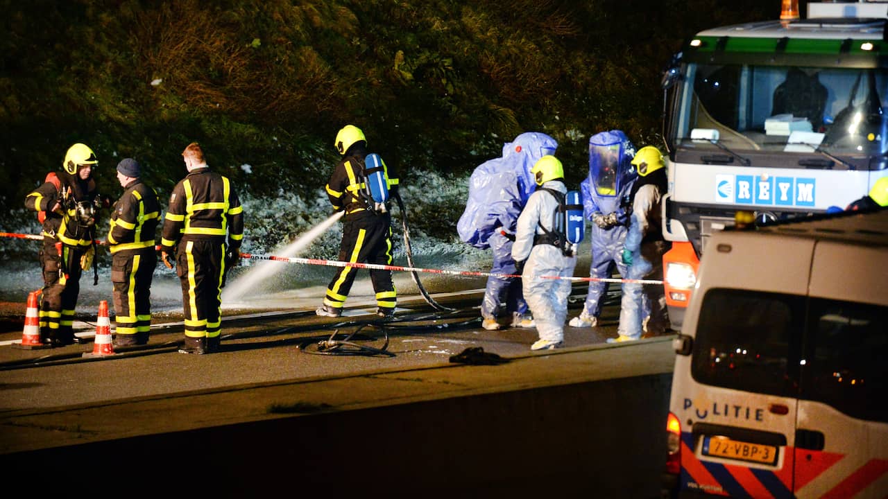 Groot alarm op A73 na lekkage zoutzuur uit tankwagen