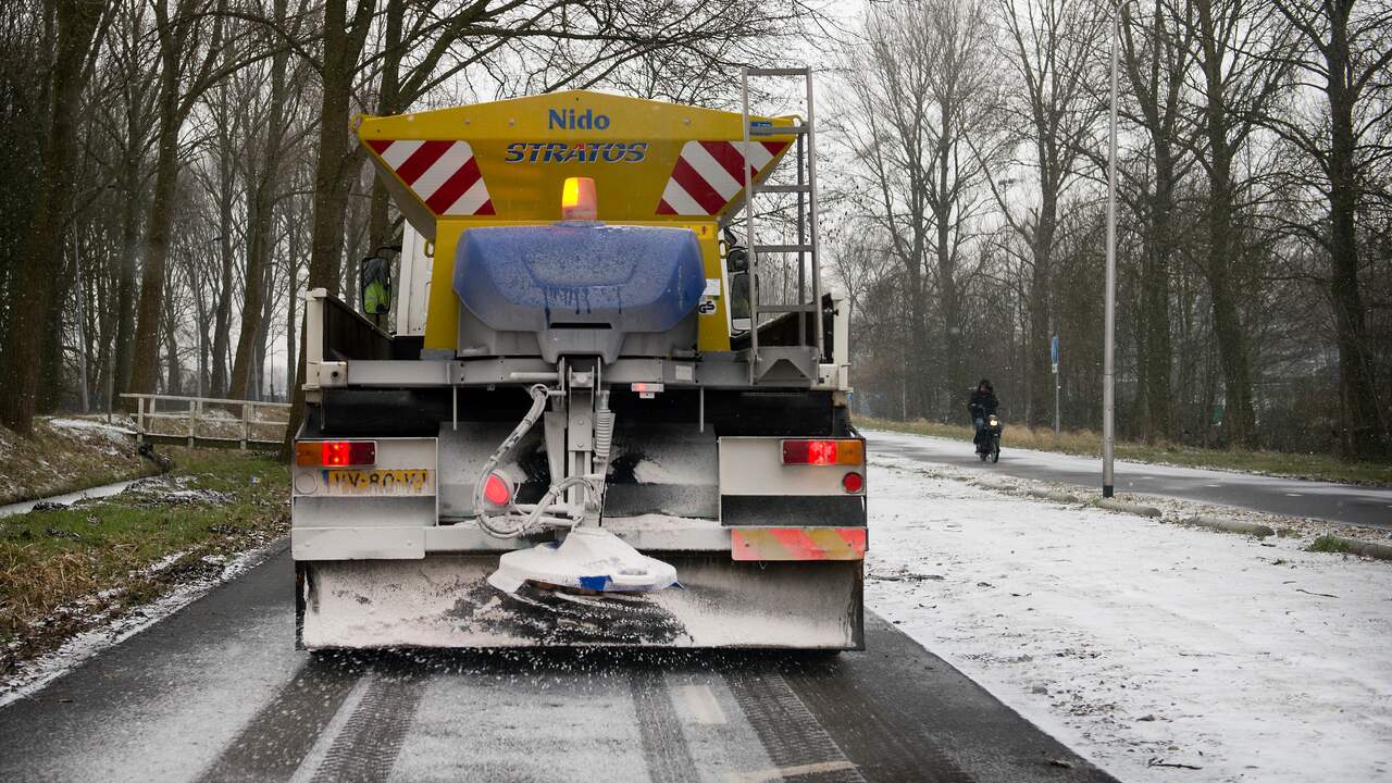 Auto op de kop in berm door gladheid bij Laag Zuthem