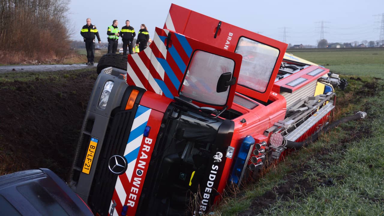 Brandweer en ambulance glijden de sloot in bij Siddeburen