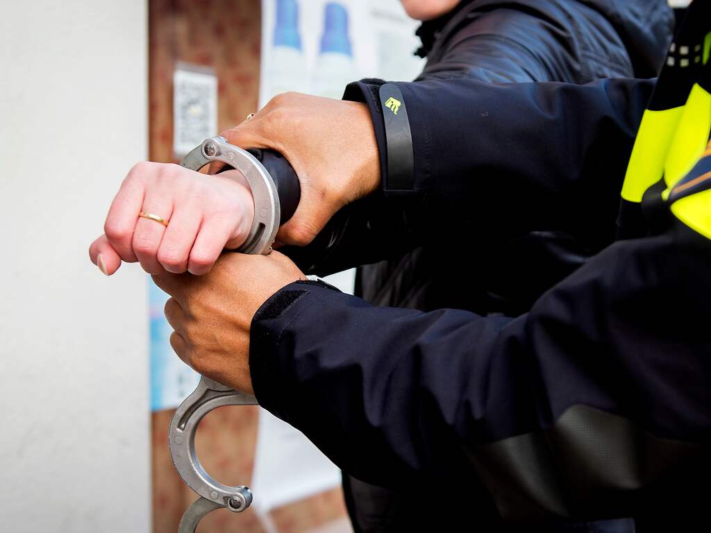 Politie haalt mannen uit Groningse lijnbus