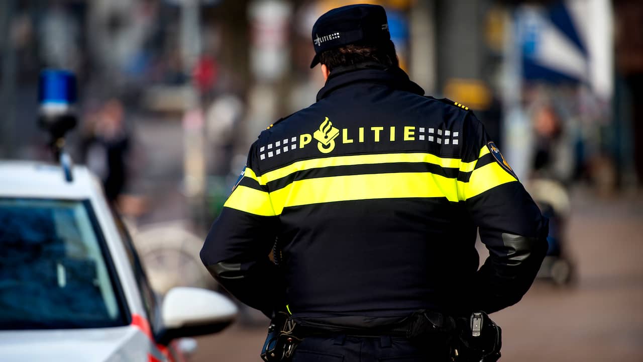 Man verstopt zich onder auto voor politie | Den Haag | NU.nl