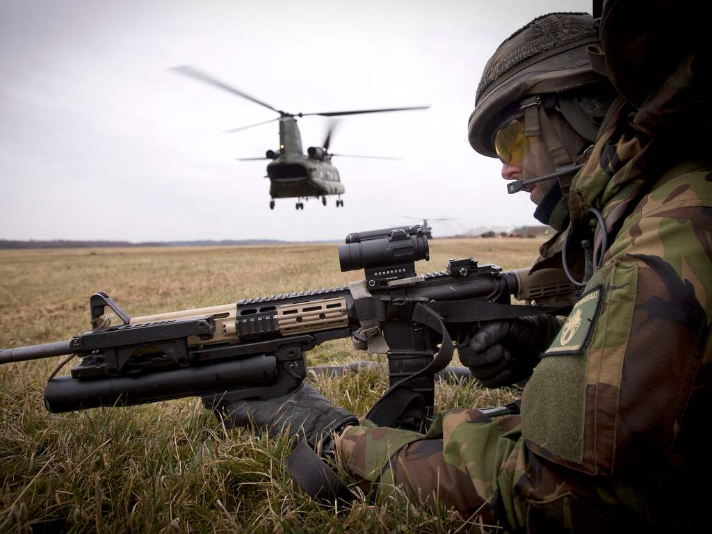 NSCHEDE - Militairen tijdens de oefening Cerberus Guard, op het voormalig vliegveld Twente. Tijdens de oefening werd het vliegveld veroverd op de vijand. ANP EVERT-JAN DANIELS