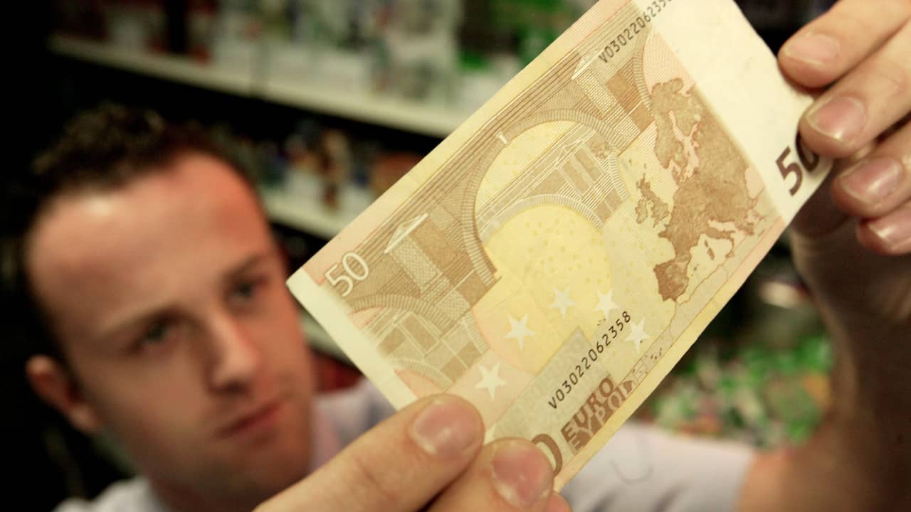 Man probeert af te rekenen met vals geld