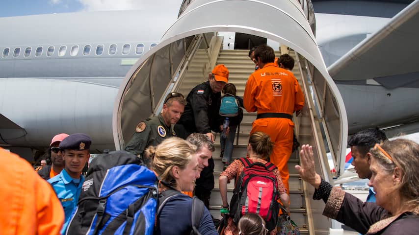 Groep van 54 Nederlanders vertrokken uit Nepal | Buitenland | NU.nl