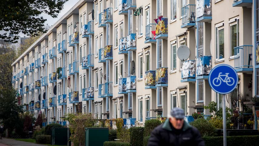 	DEN HAAG - De Haagse wijk Moerwijk. Bewoners van deze wijk declareren 27 procent meer zorgkosten dan andere Nederlanders van dezelfde leeftijd. Daarmee is de wijk, gemeten naar de kosten, de ongezondste van Nederland. Mensen uit het Zeeuwse Veere komen wat dat betreft als gezondste uit de bus. Zij declareren juist een kwart minder dan gemiddeld bij zorgverzekeraars. ANP VALERIE KUYPER