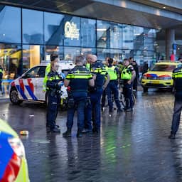 Steekpartij Amsterdam Centraal gelivestreamd op TikTok, man uit Naarden vast