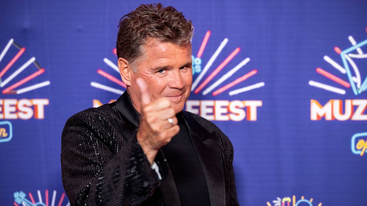 Jim Bakkum zet zijn jarige vrouw Bettina in het zonnetje