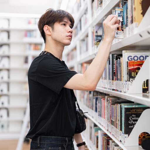 Illustratie bij: Singapore betaalt mensen om boek te lezen in strijd tegen doemscrollen