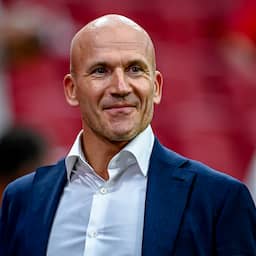 Ajax-directeur Kroes gaat bekritiseerde Heitinga niet ontslaan: 'Gun trainers tijd'