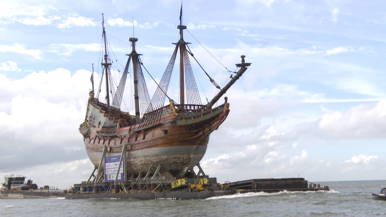 Video | Batavia 'vaart' weer en steekt Markermeer over