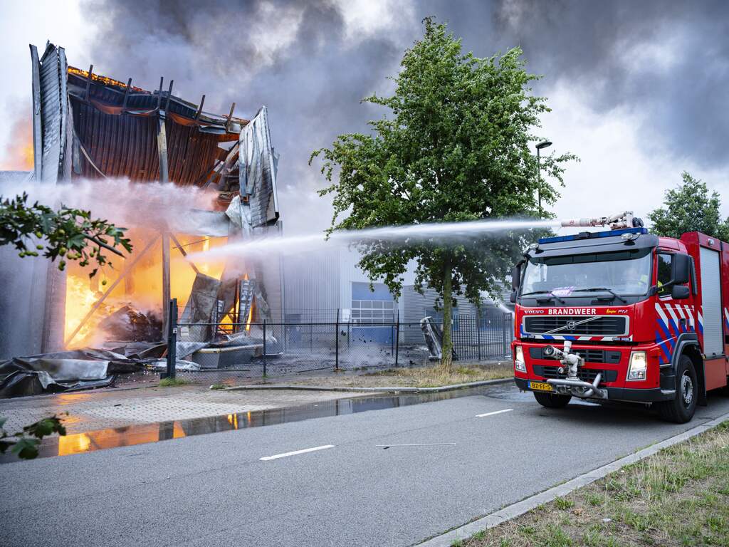 Zeer grote brand in aanmaakblokjesfabriek in Noord-Brabant