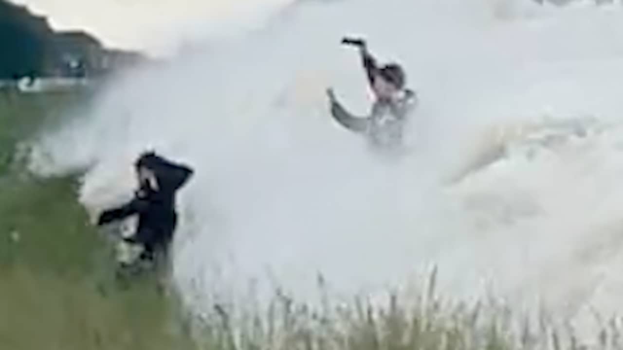 Video | Golf sleurt jongeren mee bij tewaterlating schip in Groningen
