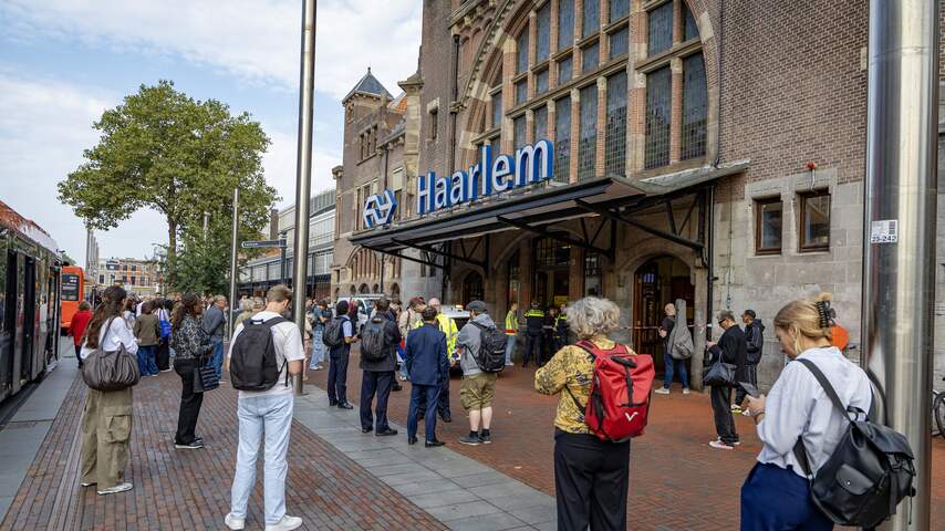 Foto bij Geen verband tussen achtergelaten bagage op stations, kleding in koffer Haarlem