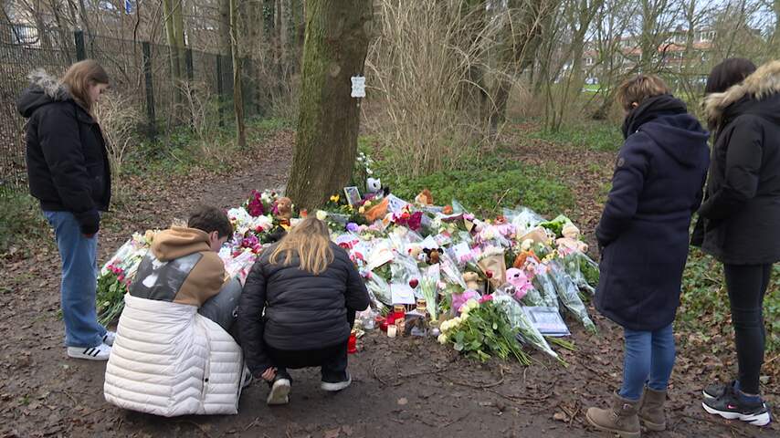 Bloemenzee voor gedood veertienjarig meisje in Leiden blijft groeien