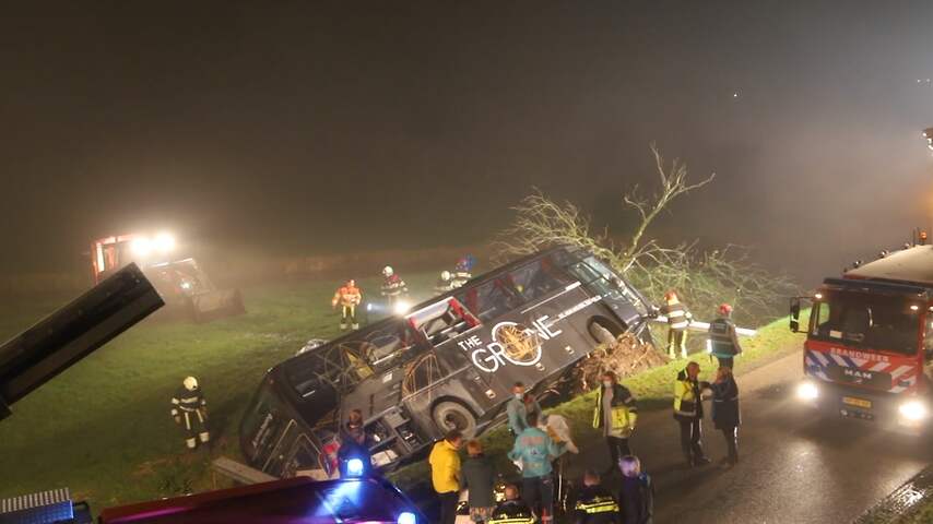 Touringcar belandt in greppel in Friese plaats Weidum