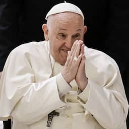 Paus verlaat Rome voor het eerst in maanden voor bezoek aan gevangenis