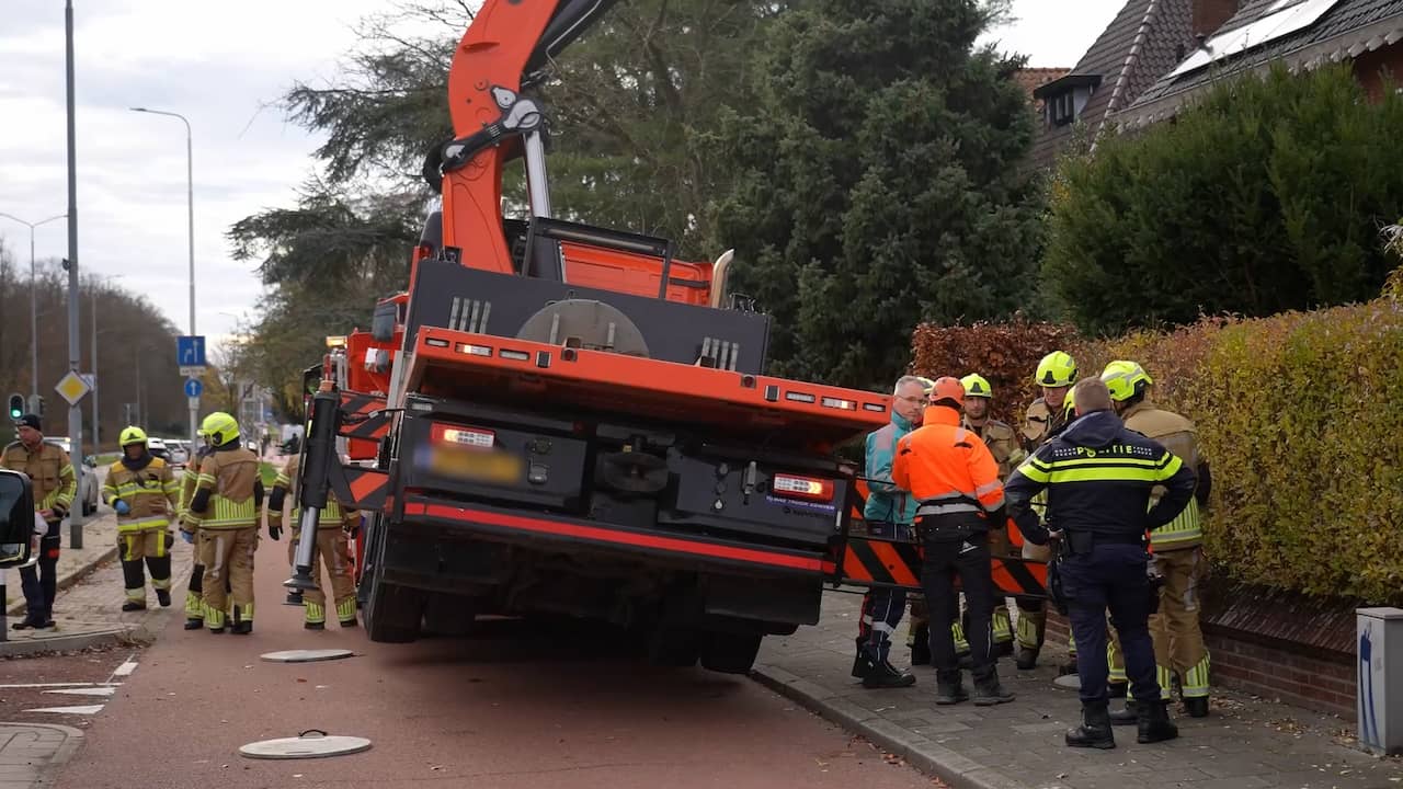 Video | Bouwkraan zakt weg, raakt dak van woning in Nijmegen