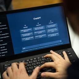 Toezichthouder waarschuwt organisaties: wees terughoudend met AI